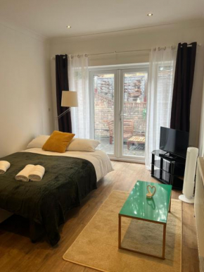Beautiful Garden Flat near Emirates Stadium and just 2 stops to Kings Cross St Pancras Station